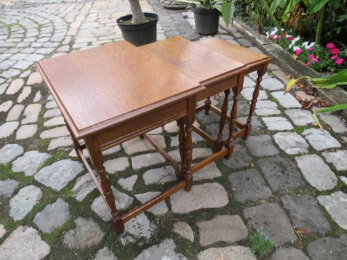 Set van drie Franse eikenhouten bijzettafels uit de jaren 60