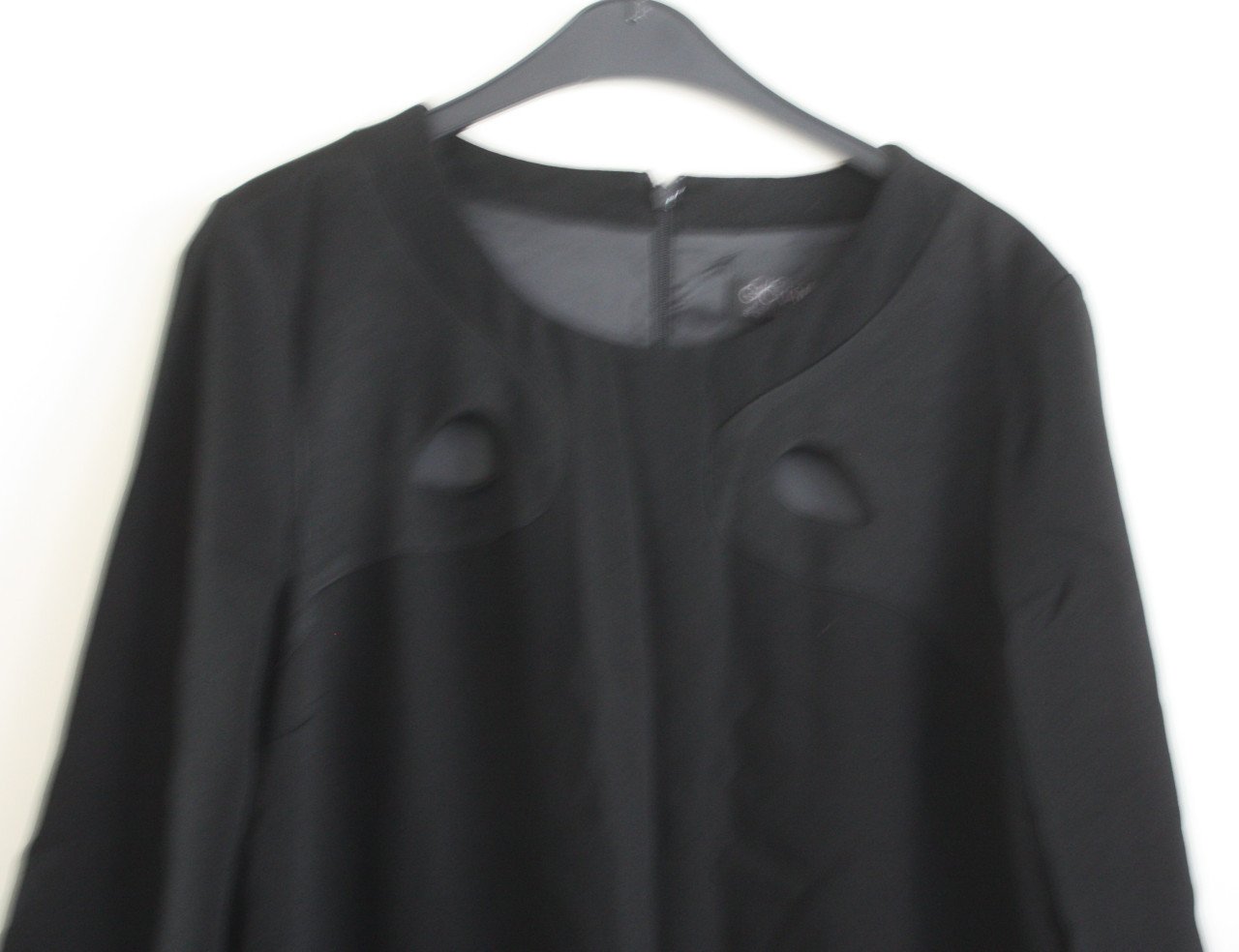 Zwarte jurk met open details op schoeder en borstgedeelte