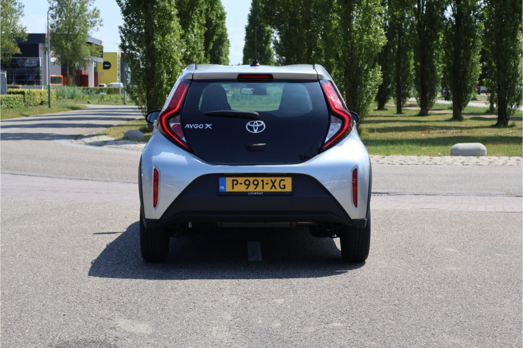 Toyota Aygo x 1.0 vvt-i mt play i achteruitrij camera i acc i airco i apple