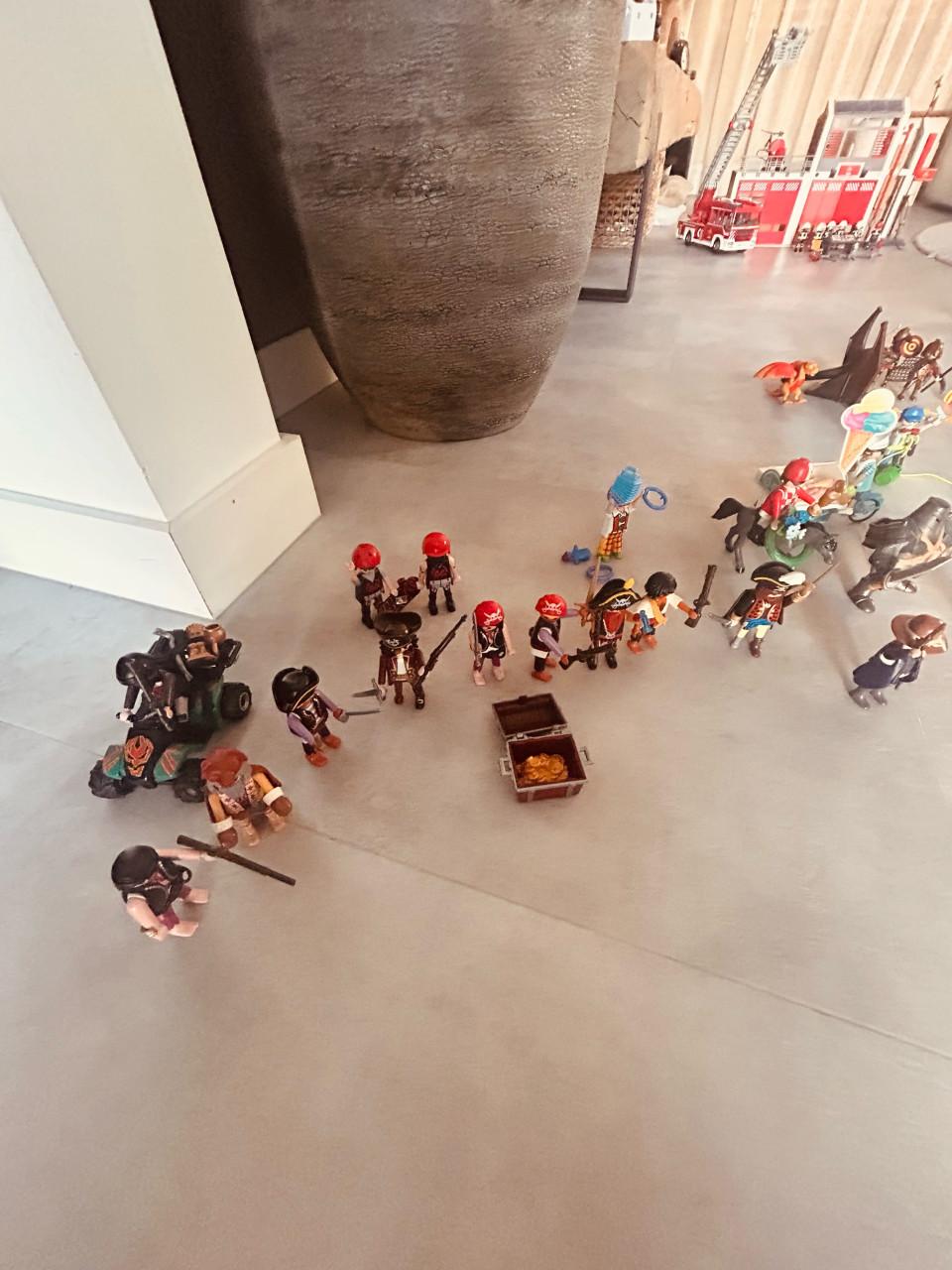 Playmobil sets: o.a. politiebureau, brandweerkazerne, vakantiecamper