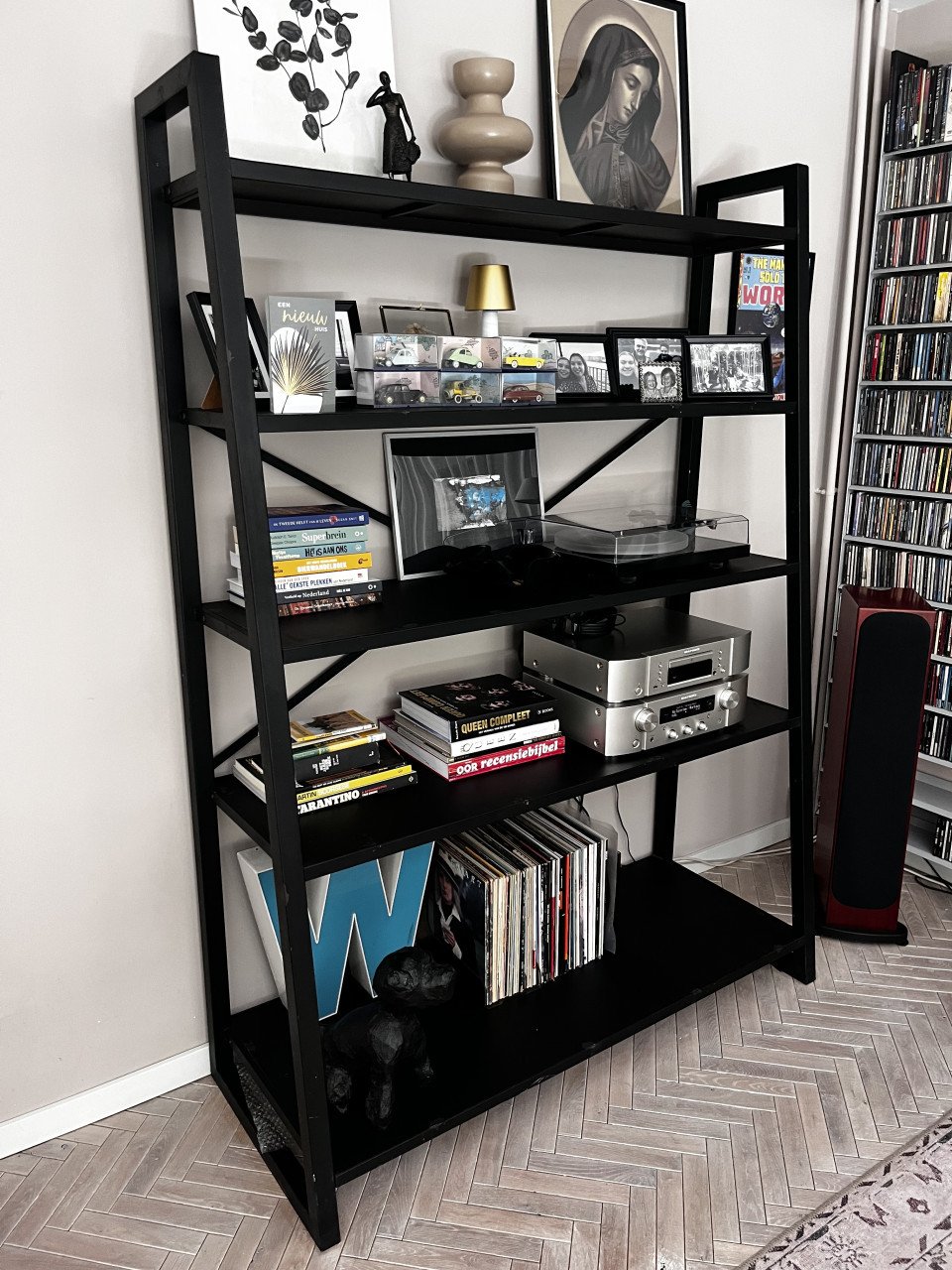 Wandkast. Open, zwart, metaal.