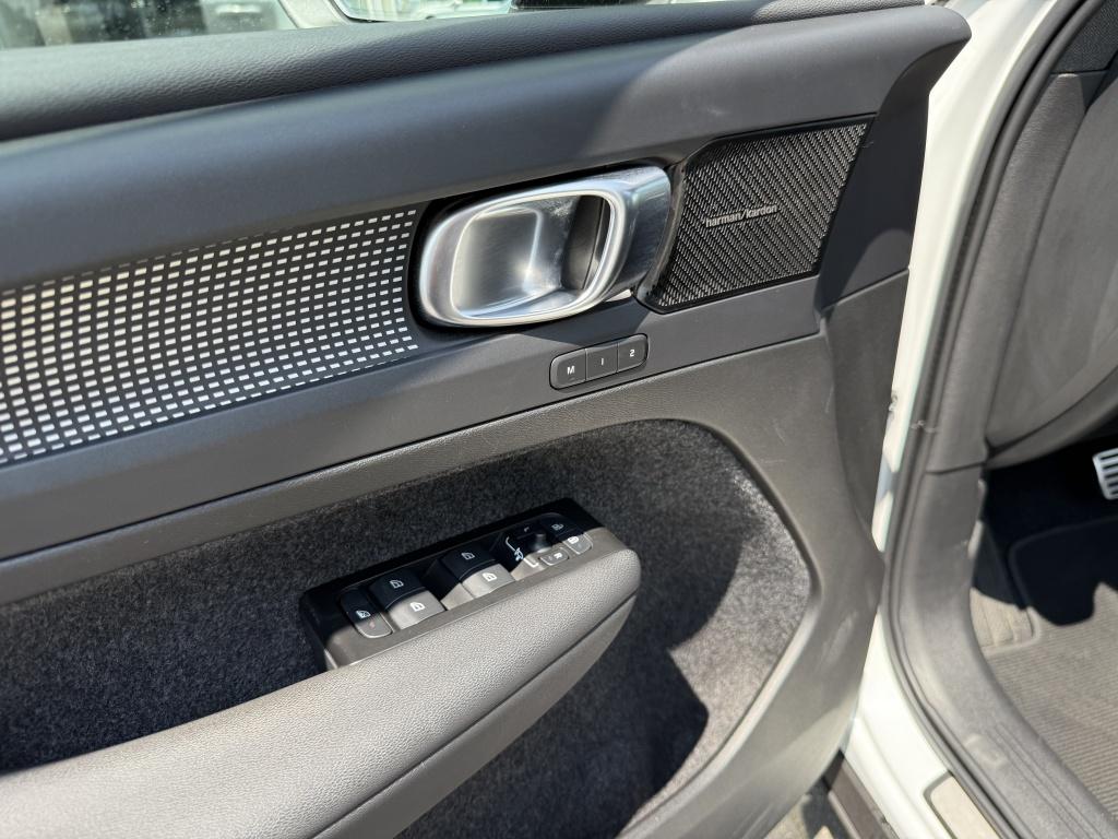 Volvo XC40 t5 262pk recharge ultimate dark |leder+ memory| camera| h&k soun