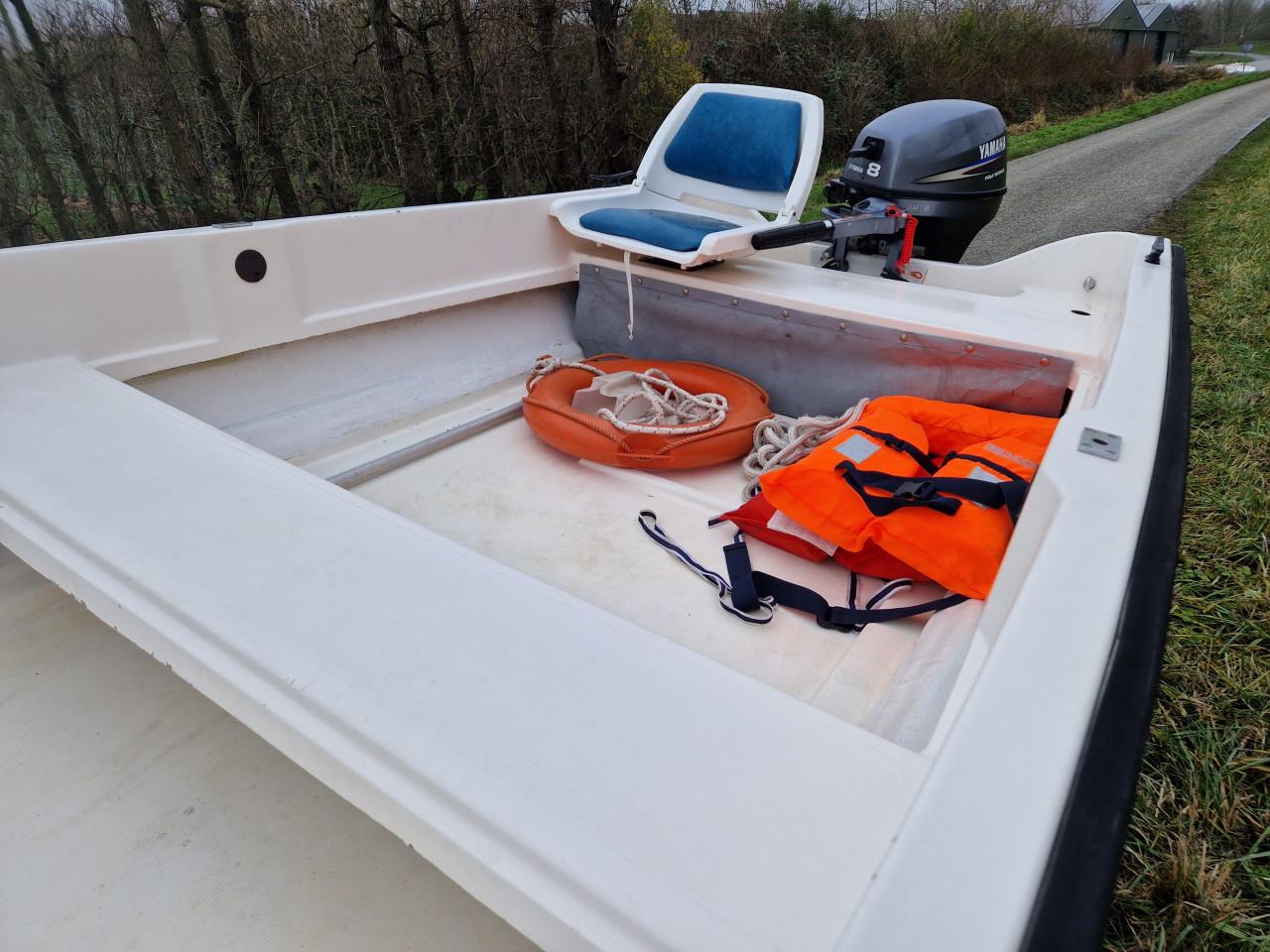 ELAN 401 met Yamaha 8 pk 4-takt en PEGA trailer. Compleet set € 2850,-