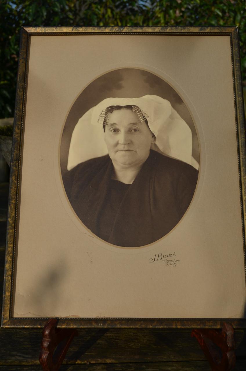 Foto oudere vrouw in rouwdracht jaren '20/'30 Zuid Hollandse eilanden