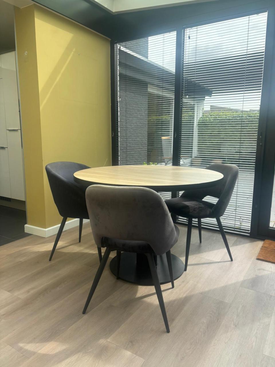 Eettafel met 3 stoeltjes. 1,5 jaar oud