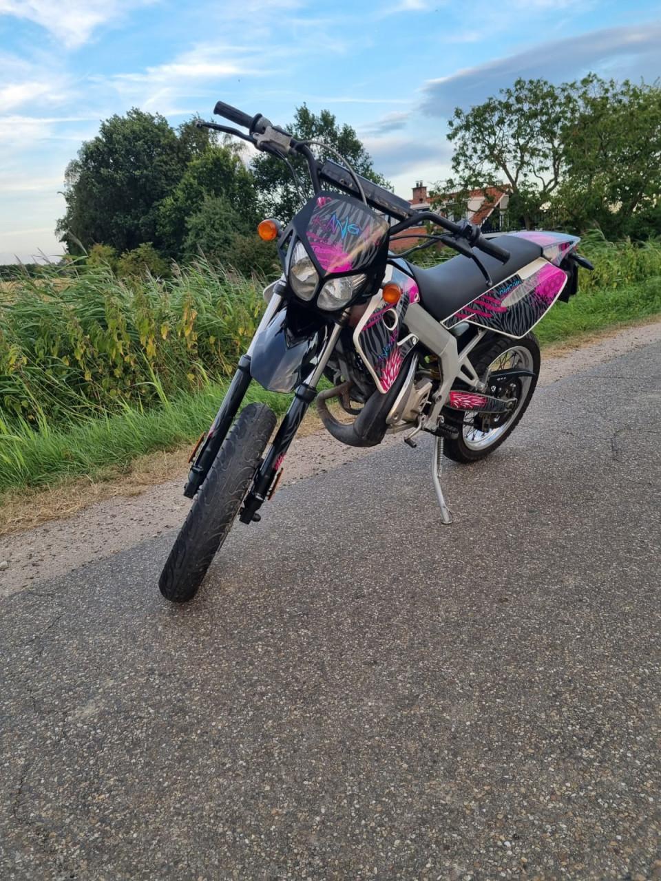 Derbi Senda SM 50 cc Roze/zwart