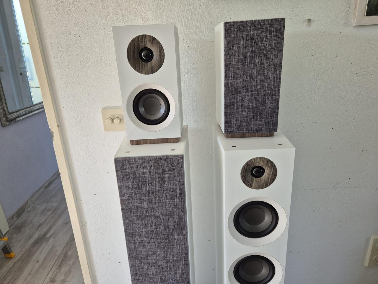JAMO speakerset met subwoofer, Atmos, center, surround en hoofdspeakers