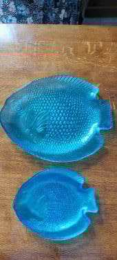 Servies twee grote blauwe visschotels en vier bordjes