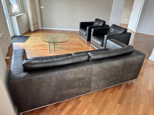 Bankstel bestaande uit 3 zitsbank en 2 stoelen