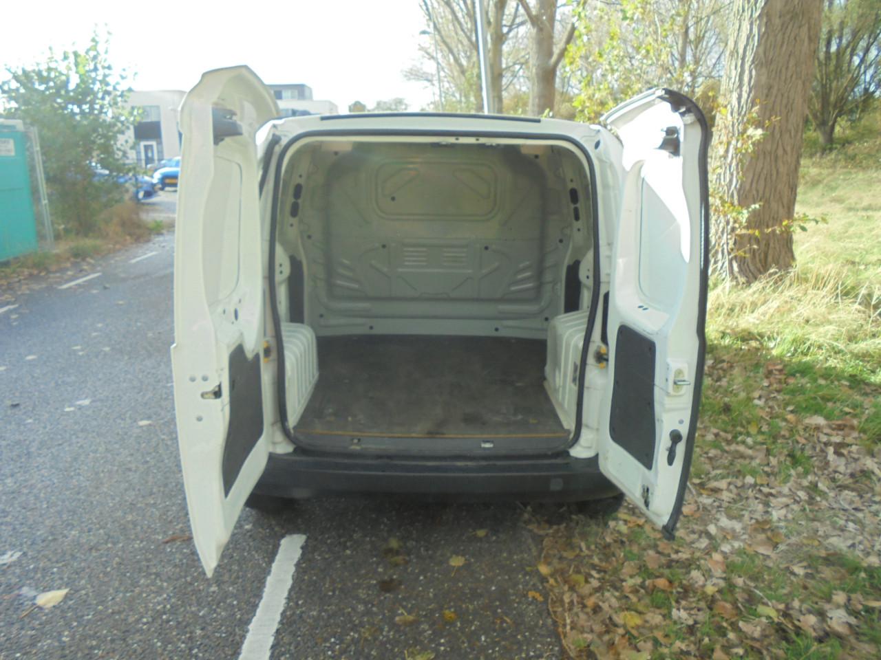 Nette Peugeot Bipper 1.4 HDi XT is binnen ook netjes uit Bwjr. 2009