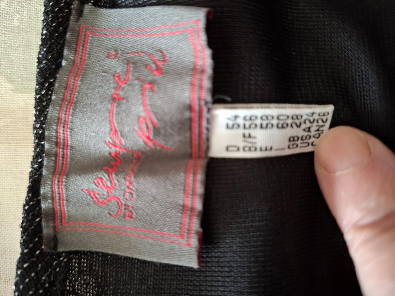 Sempre Piu twinset top met jasje. Zwart met witte. Maat 58