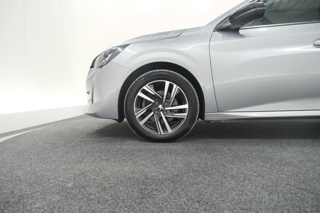 Peugeot 208 puretech 100 eat8 allure pack | camera | apple carplay | parkee