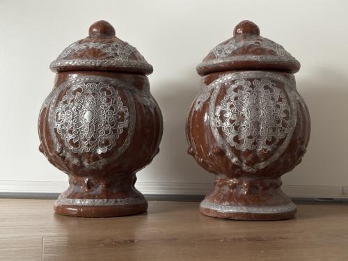 2  MOOIE OUDE POTTEN MET DEKSEL