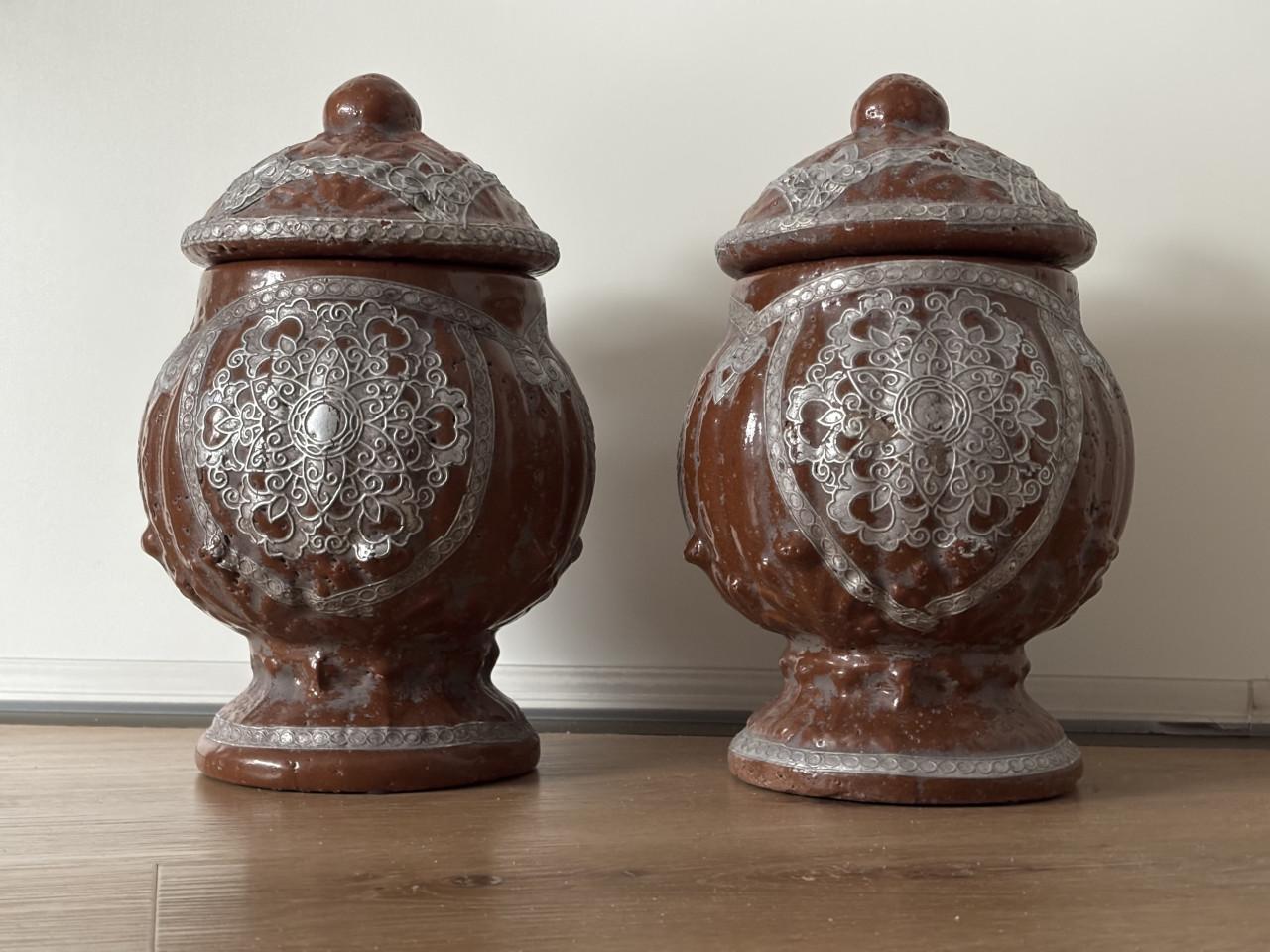 2  MOOIE OUDE POTTEN MET DEKSEL