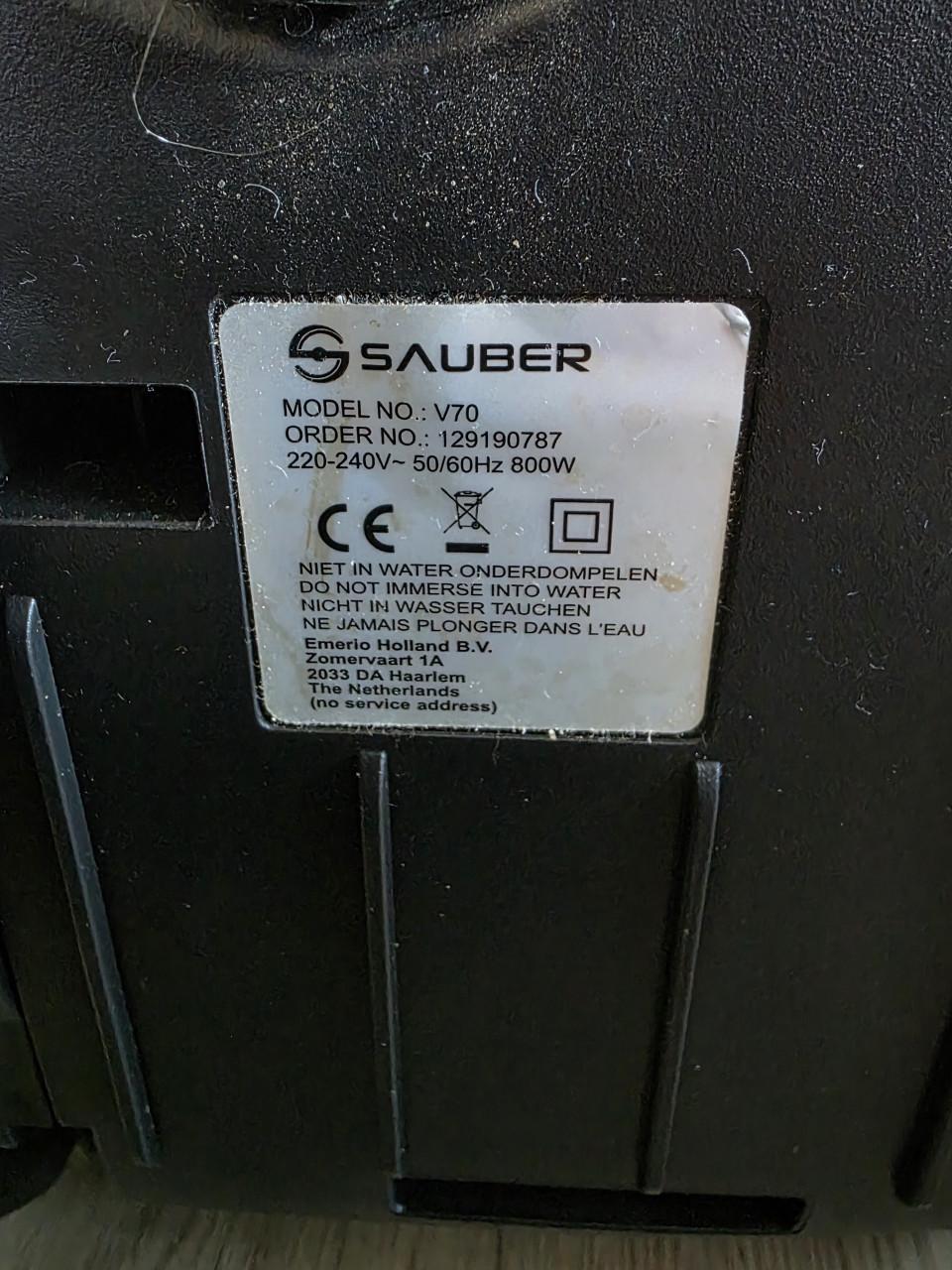 In zeer goed staat en goed werkend stofz. merk SAUBER-220V-800W-compleet