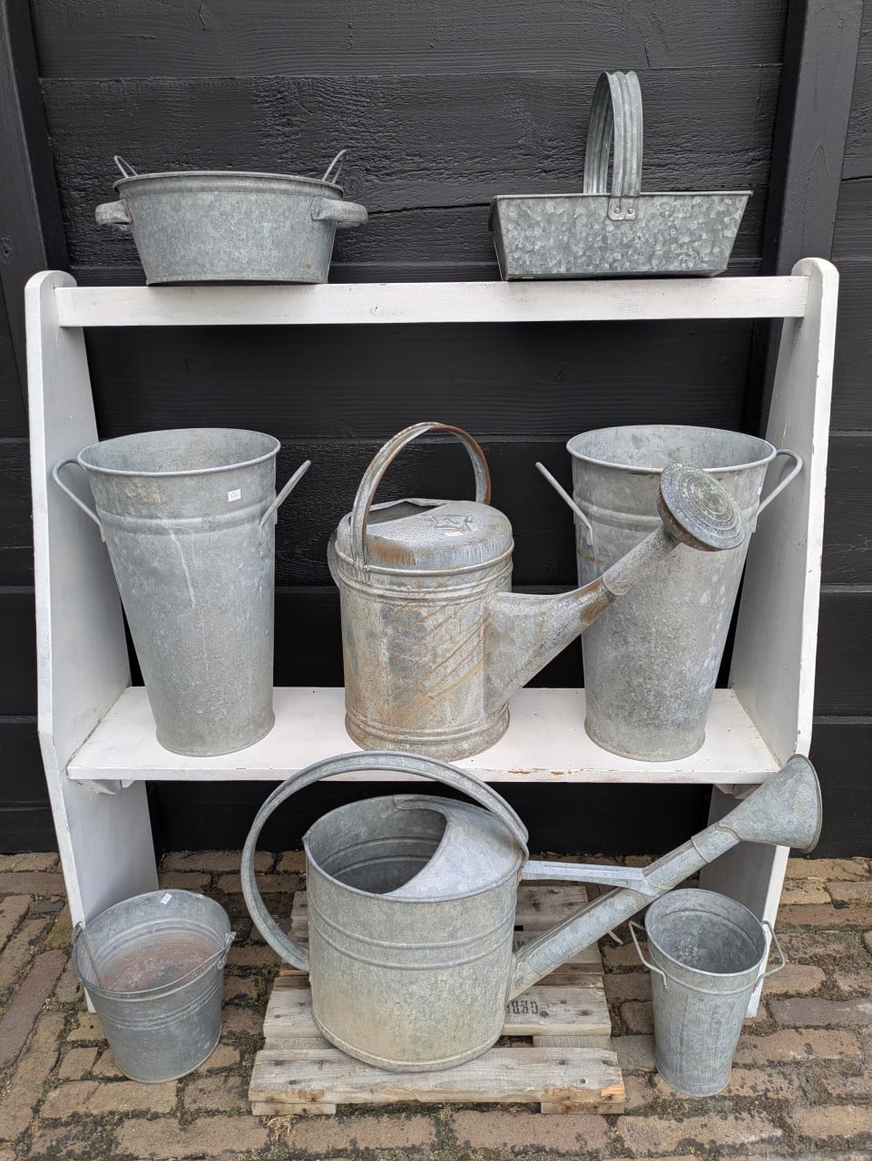 Heel veel grote bloempotten