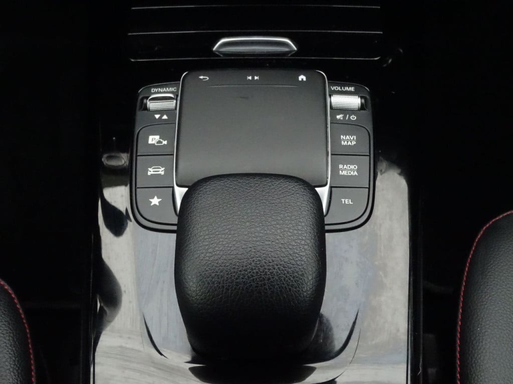 Mercedes-Benz A-Klasse 180 business solution amg | pano | led | el trekhaak