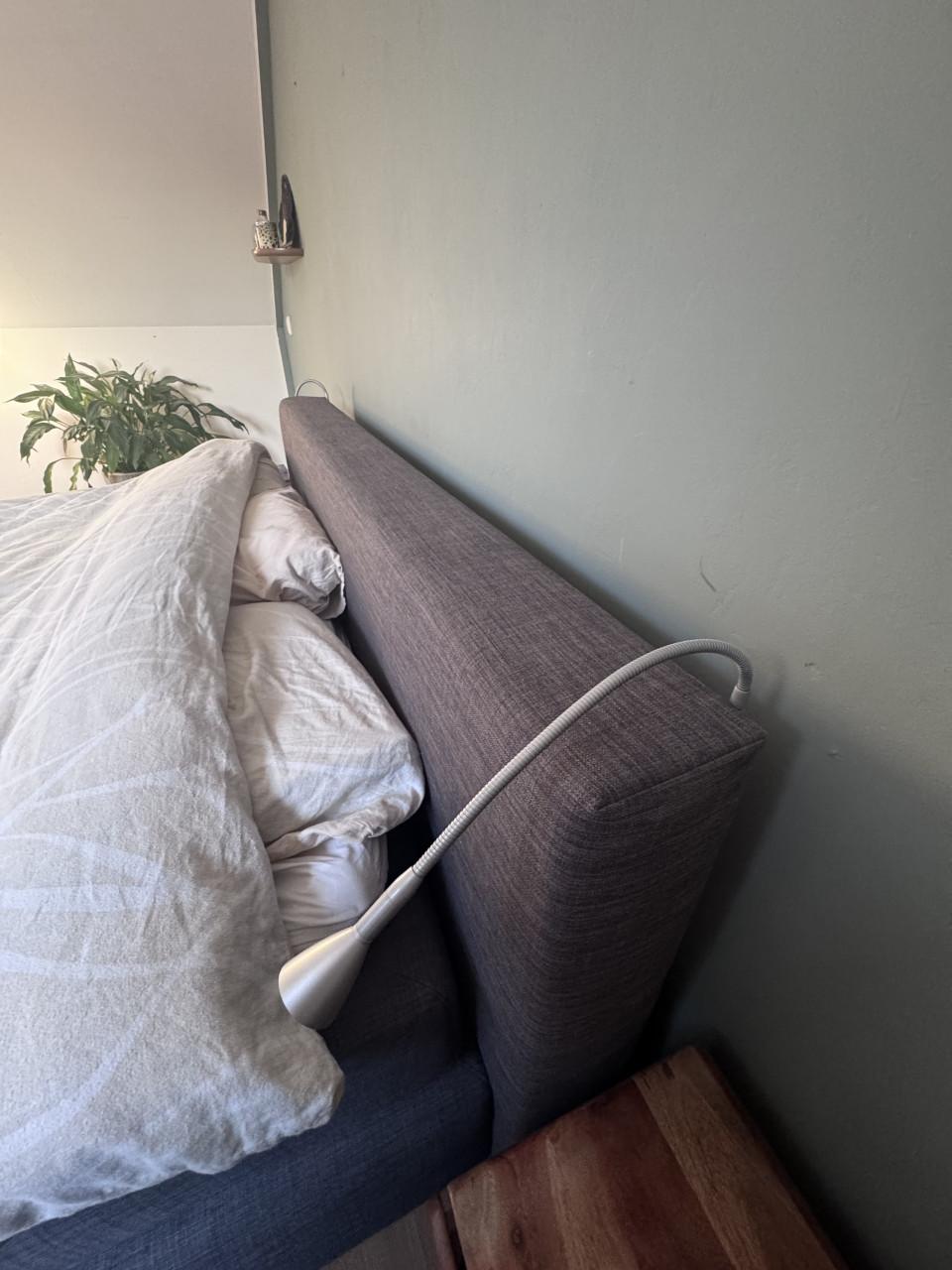 Boxspring met nachtlampen