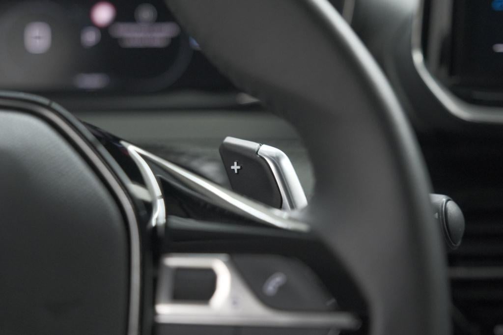 Peugeot 208 1.2 hybrid 110 e-dcs6 allure | apple carplay | parkeersensoren 