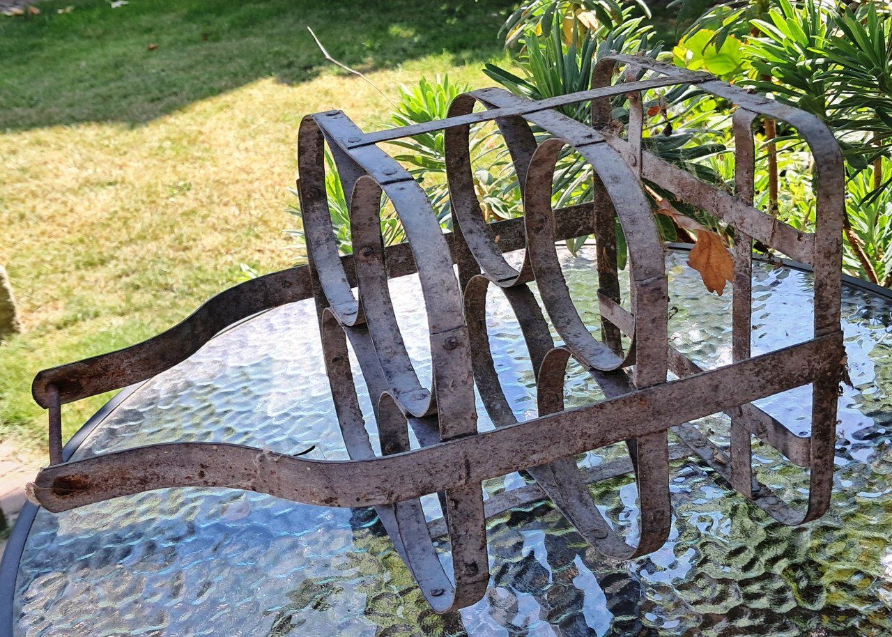 Heel oud Frans wijnrekje, om flessen in te bewaren of als sierstuk in tuin