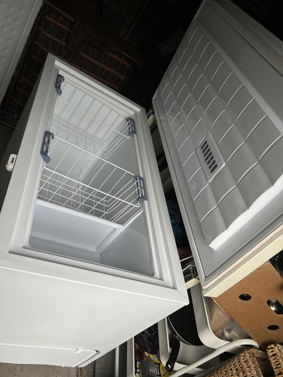Als nieuwe vrieskist / vriezer 273 liter 125x85x65 cm.