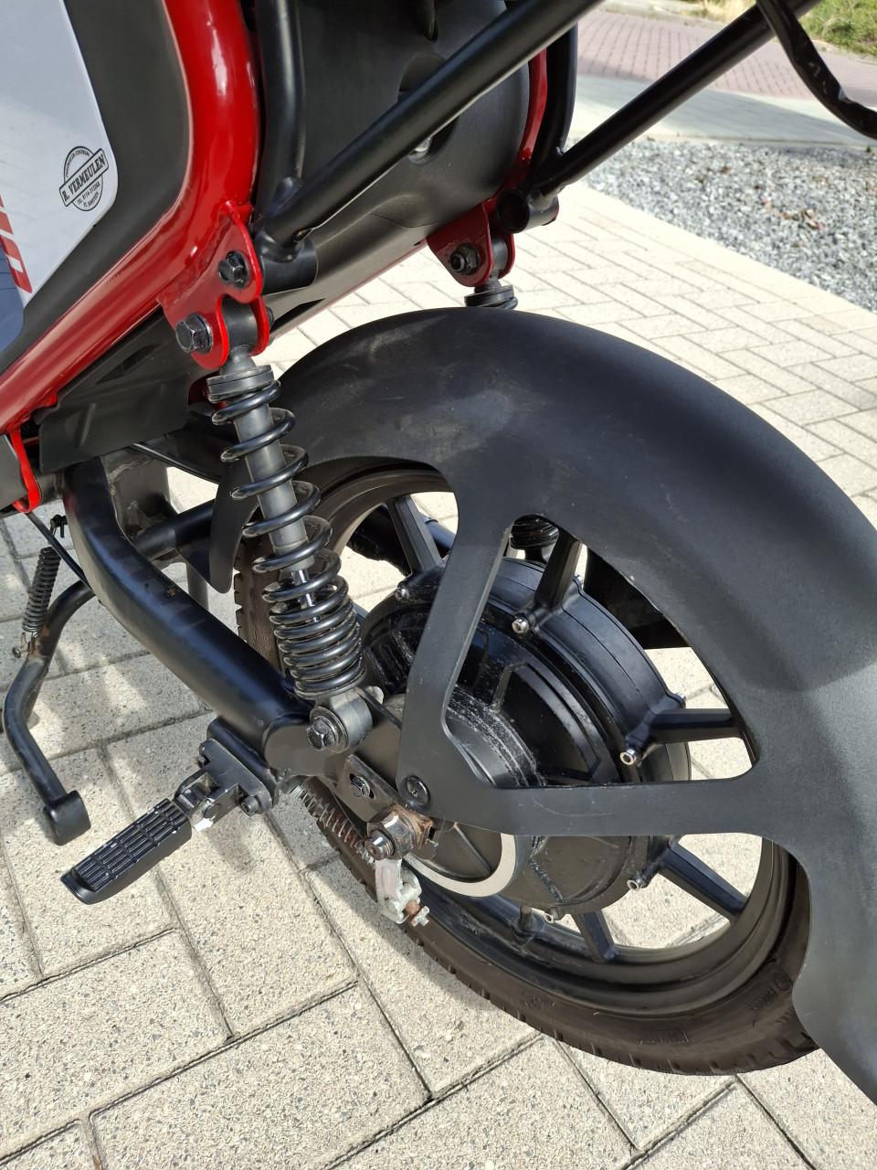 Snorfiets elektrische scooter. Snelheid 32km/uur.