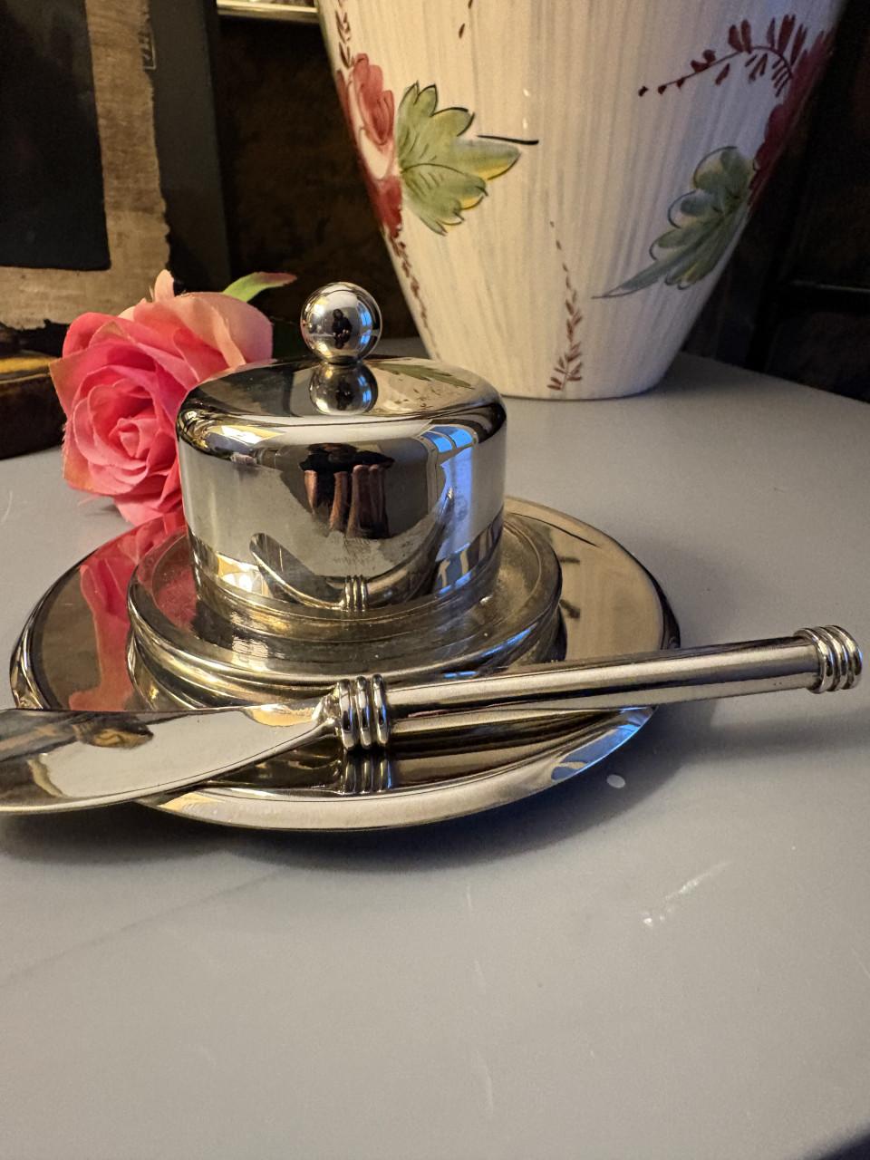 Boterschaaltje met deksel + uitsmeermes