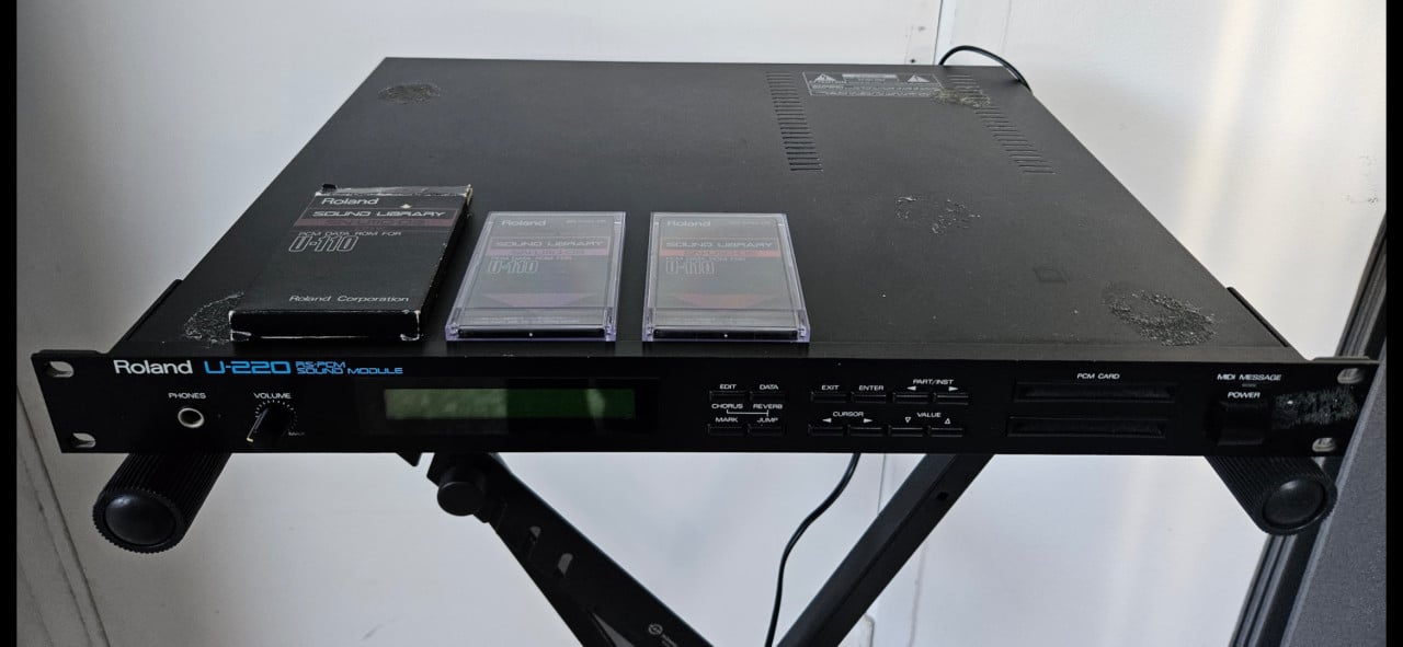Vintage synth en midi apparaten