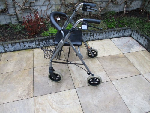 Zgan opvouwbare lichtgewicht rollator met zitje mand en afneembare rugsteun