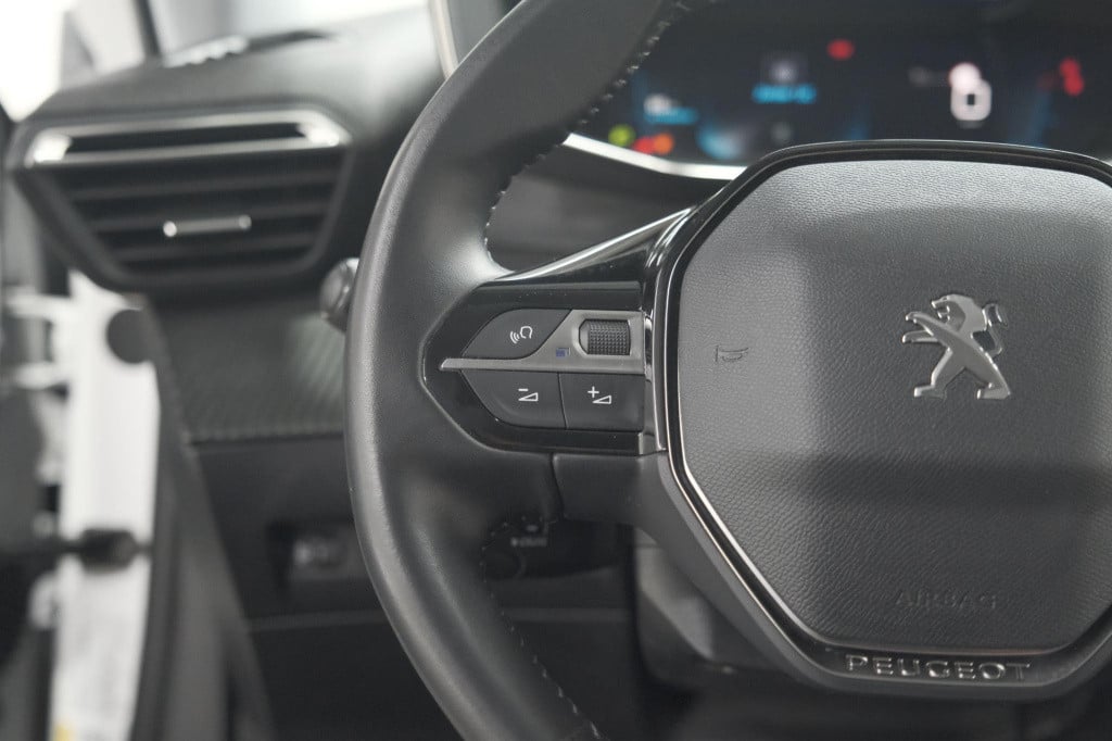 Peugeot 2008 puretech 130 allure | trekhaak | camera | navigatie | parkeers