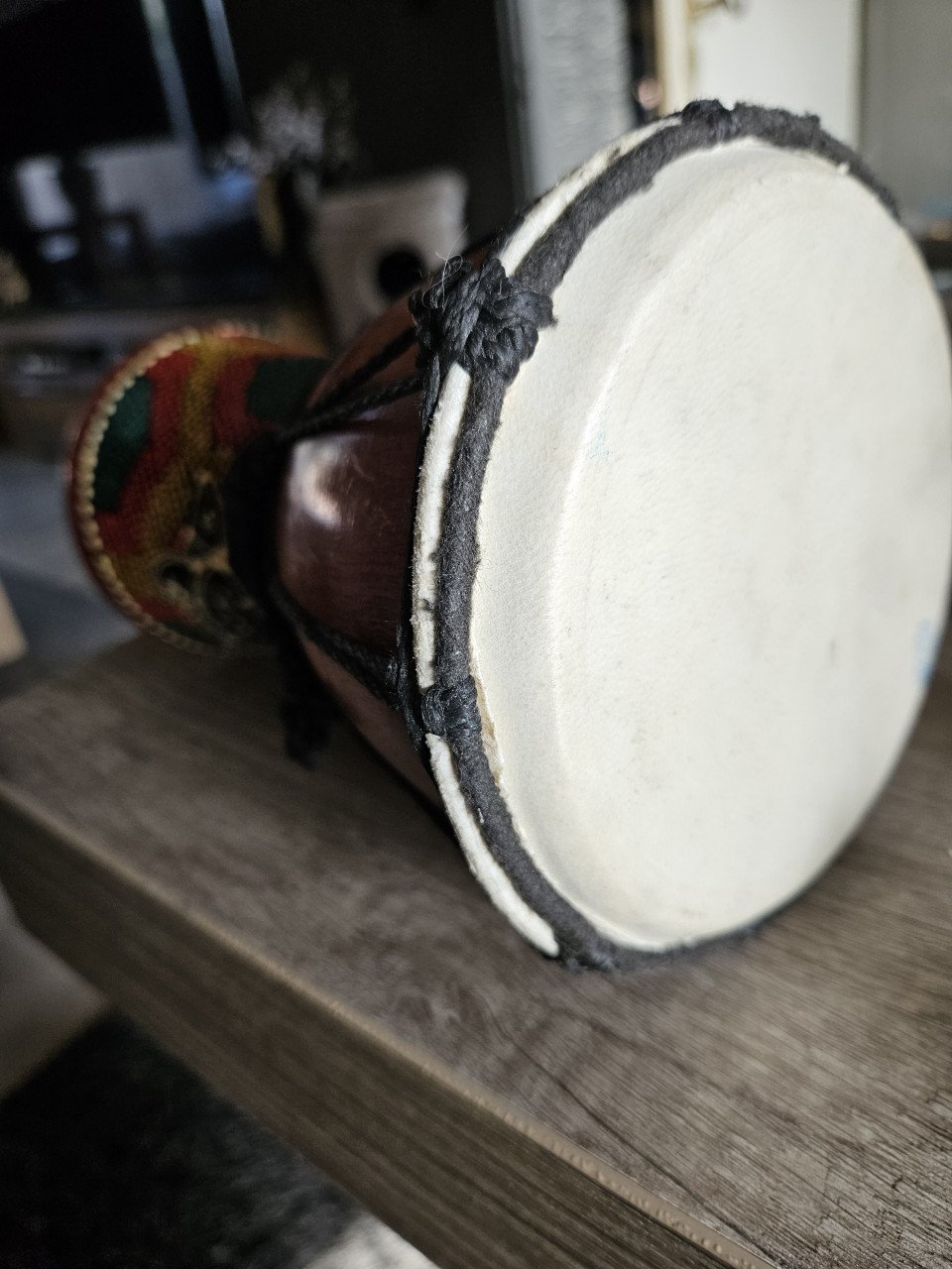 Mooi houten kleurrijk Djembe/ darbouka, handgemaakt Afrika....