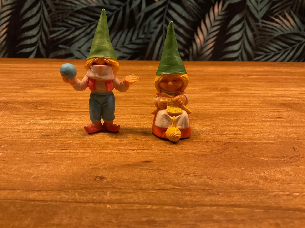 55 David de kabouter en Lisa  poppetjes  Poortvliet en blikken trommeltje