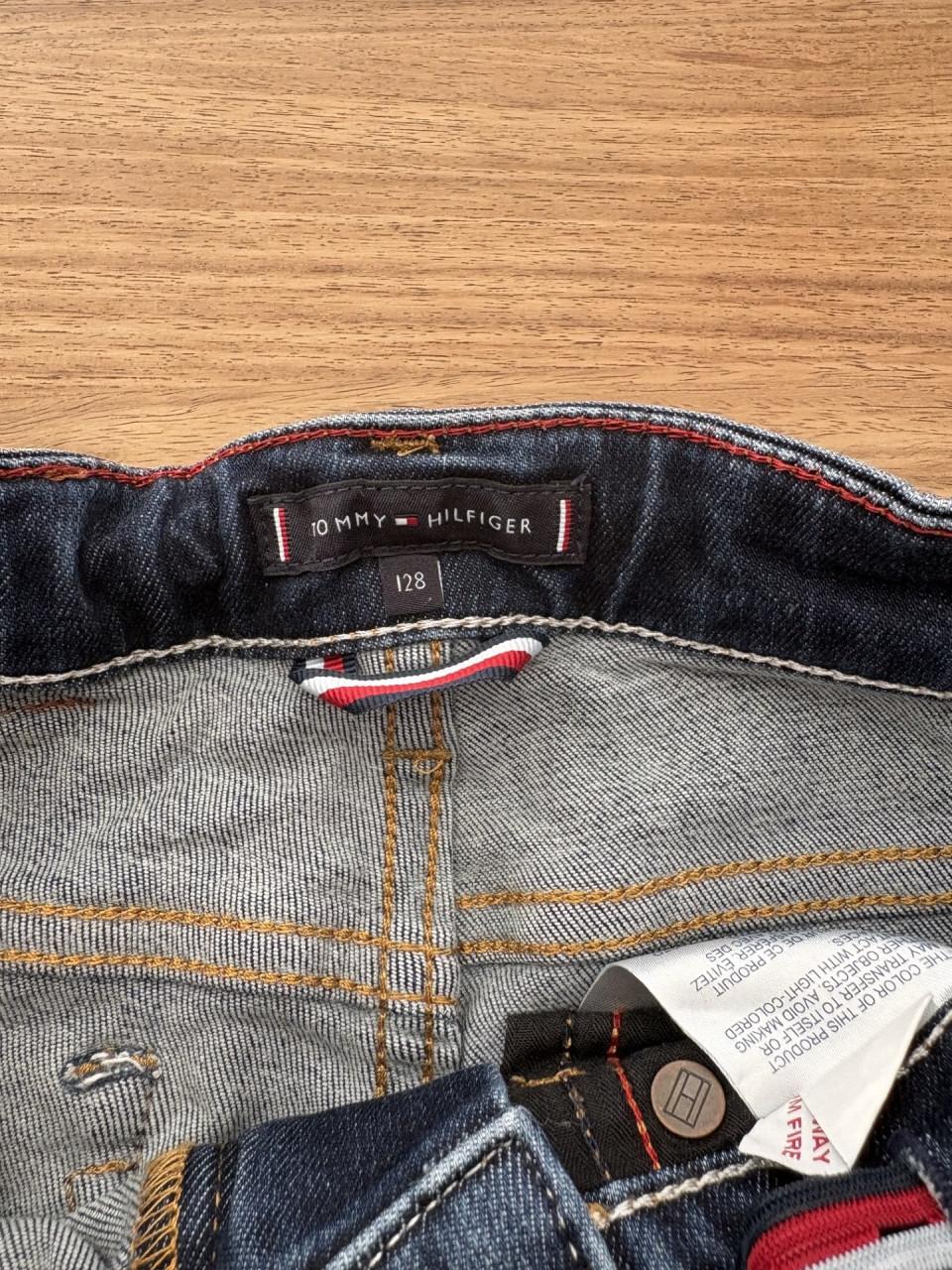 'Broek van Tommy Hilfiger maat 128.