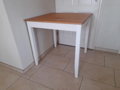 Massief houten tafel 74 x 74 x 75H (in goede nette staat )