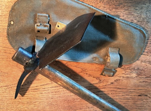 Militair WO2 Engelse pioniersschep 1942 Elwell Pick & Shovel in foudrail
