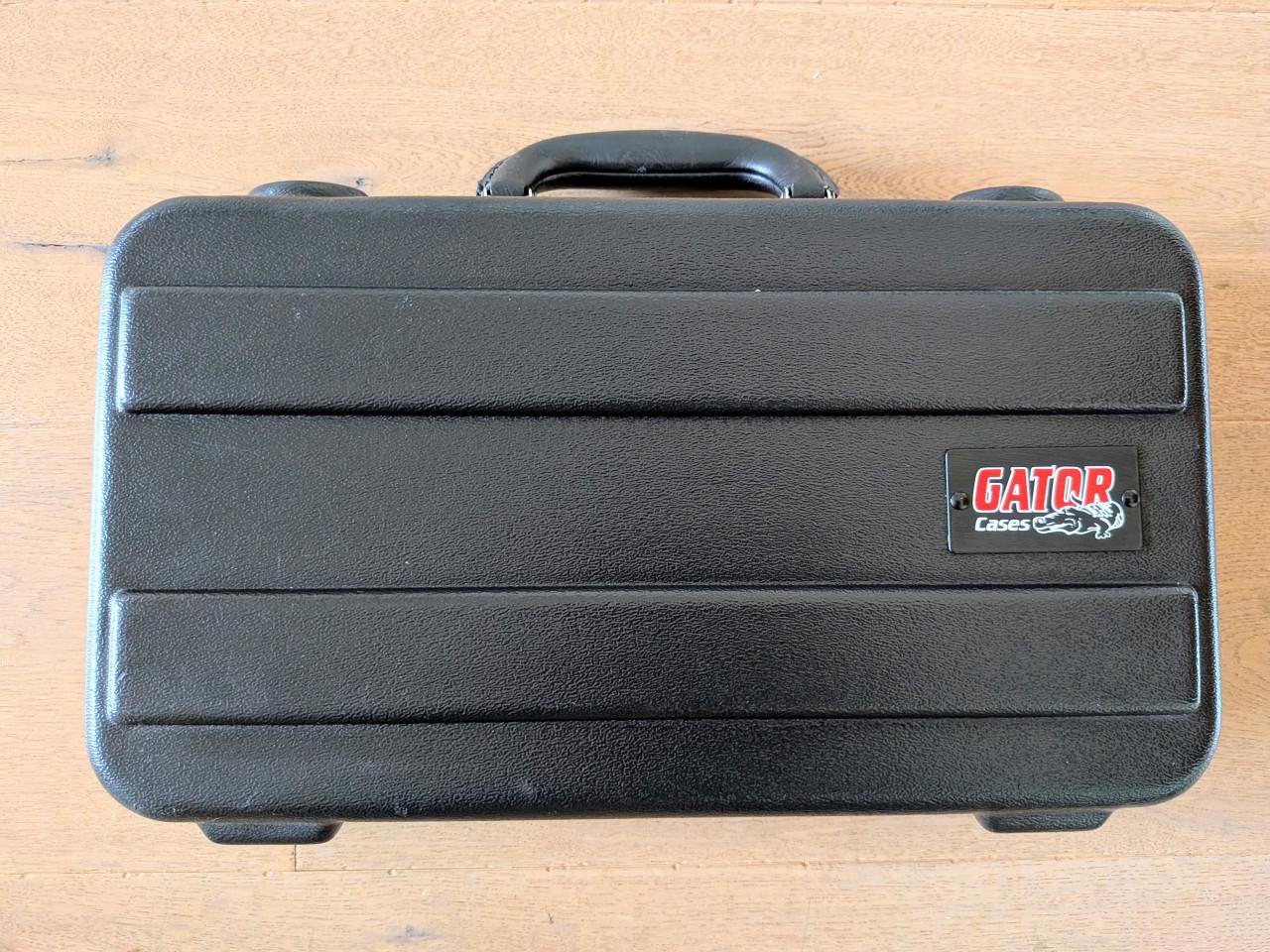 Gator basgitaarkoffer en een koffertje voor microfoons