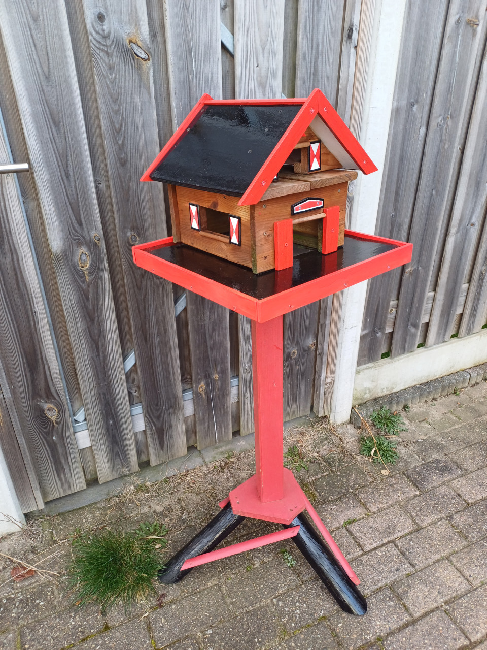 De Leukste Vogelhuisjes , Nestkastjes en voederplateaux zie foto's