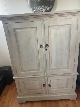 Landelijk houten dressoir/kast met deuren en planken