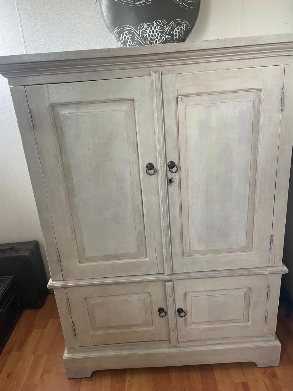 Landelijk houten dressoir/kast met deuren en planken