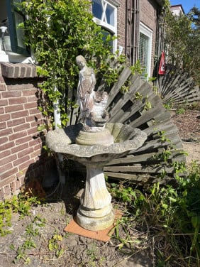 Betonnen waterfontein (1.47 meter hoog met werkende pomp en slang!)