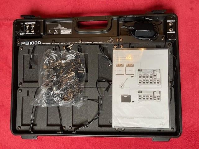Behringer PB1000 pedalboard compleet met extra Fender instrumentkabels
