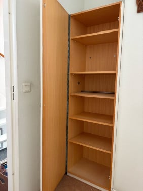 Stevige kast met planken en roede