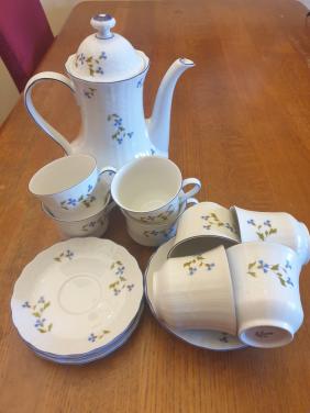 Theekopjes met theekan.