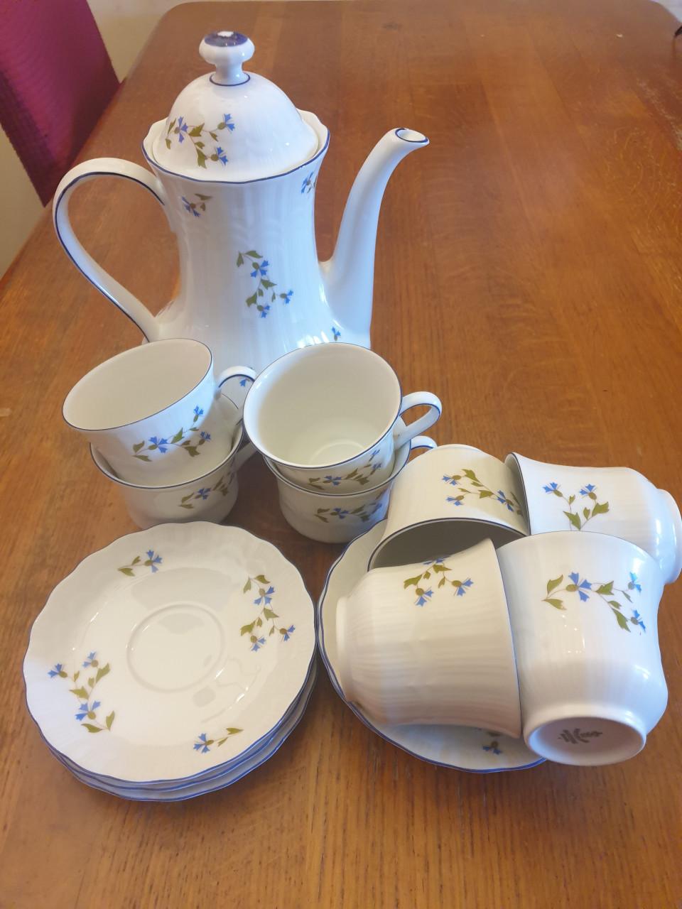 Theekopjes met theekan.