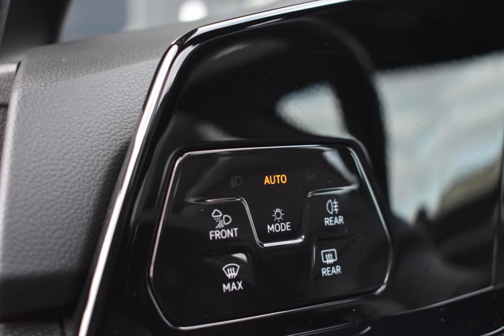 Volkswagen Golf variant 1.5 etsi r-line | maxton | iq-light | panoramadak |