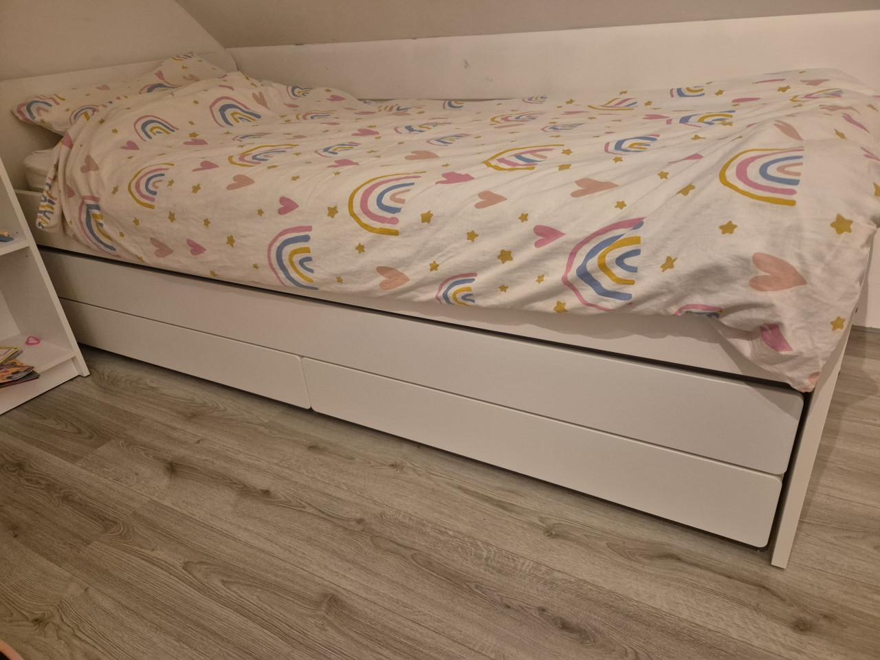 Eenpersoonsbed met onderbed en opberglades