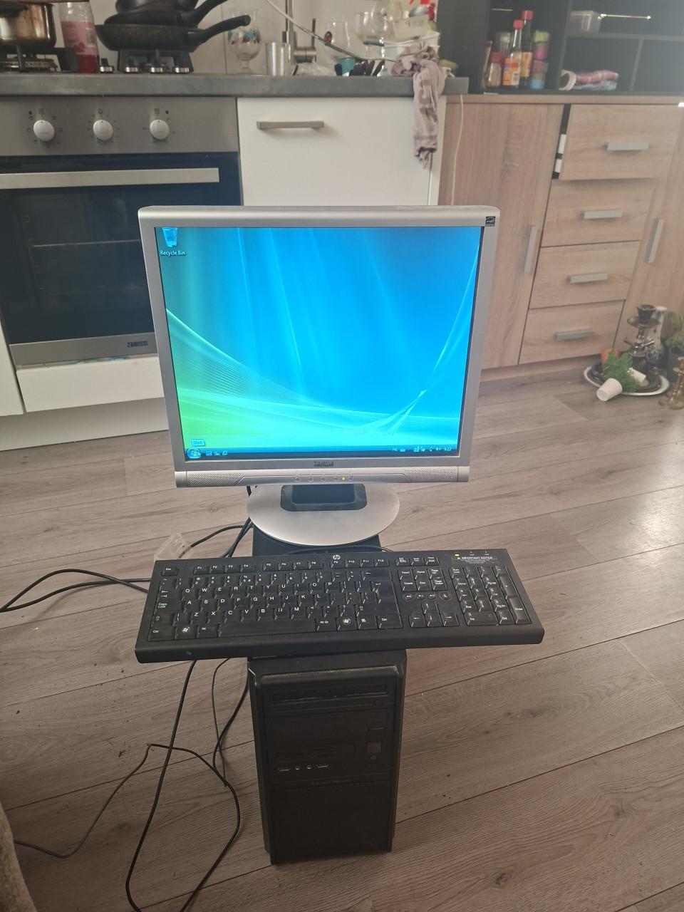 Pc: i3 quadcore, 6gb ram. Incl. Scherm
