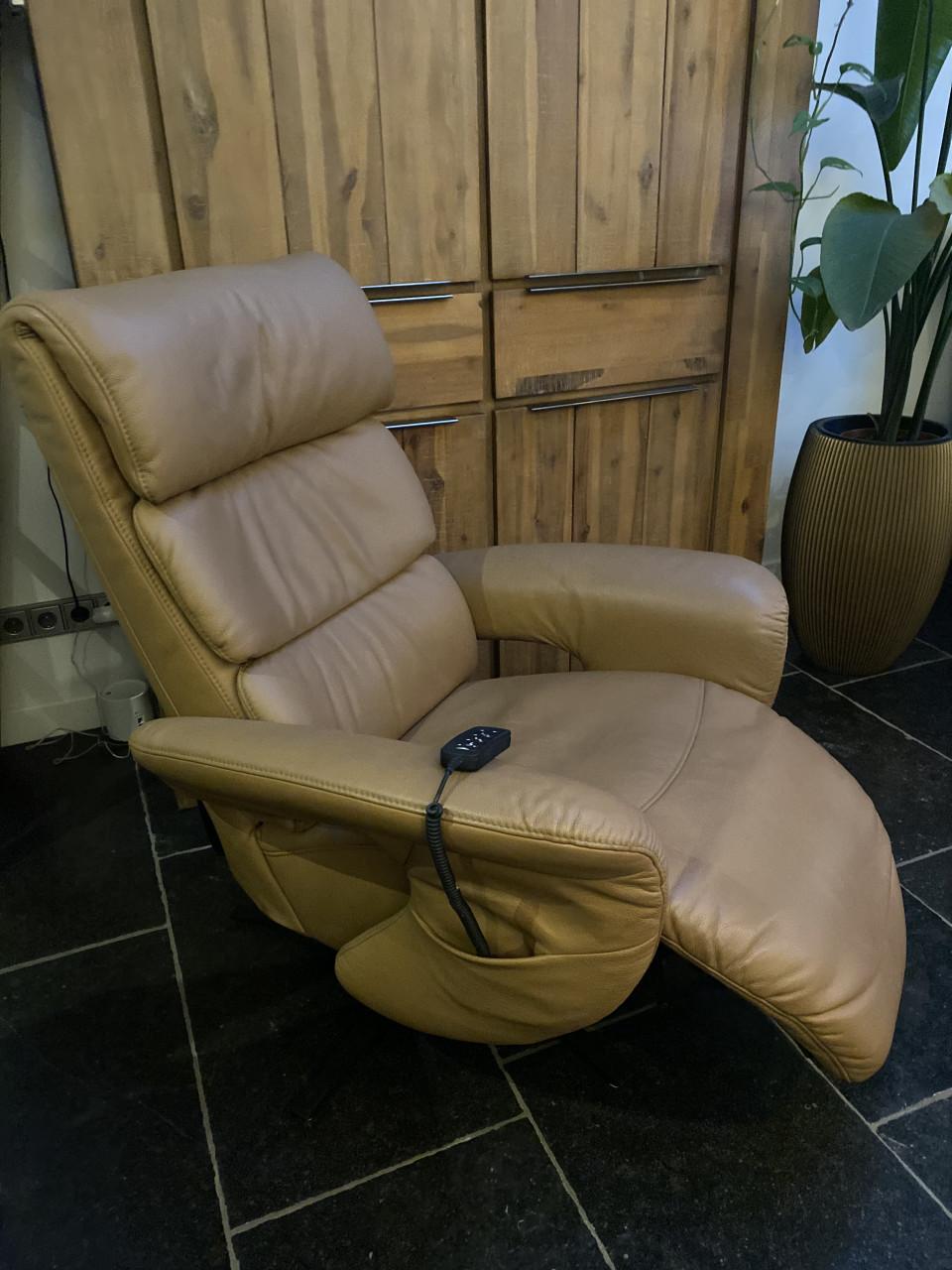 Mooie Meubelzorg sta op en relax fauteuil, met accu, 3 jaar oud