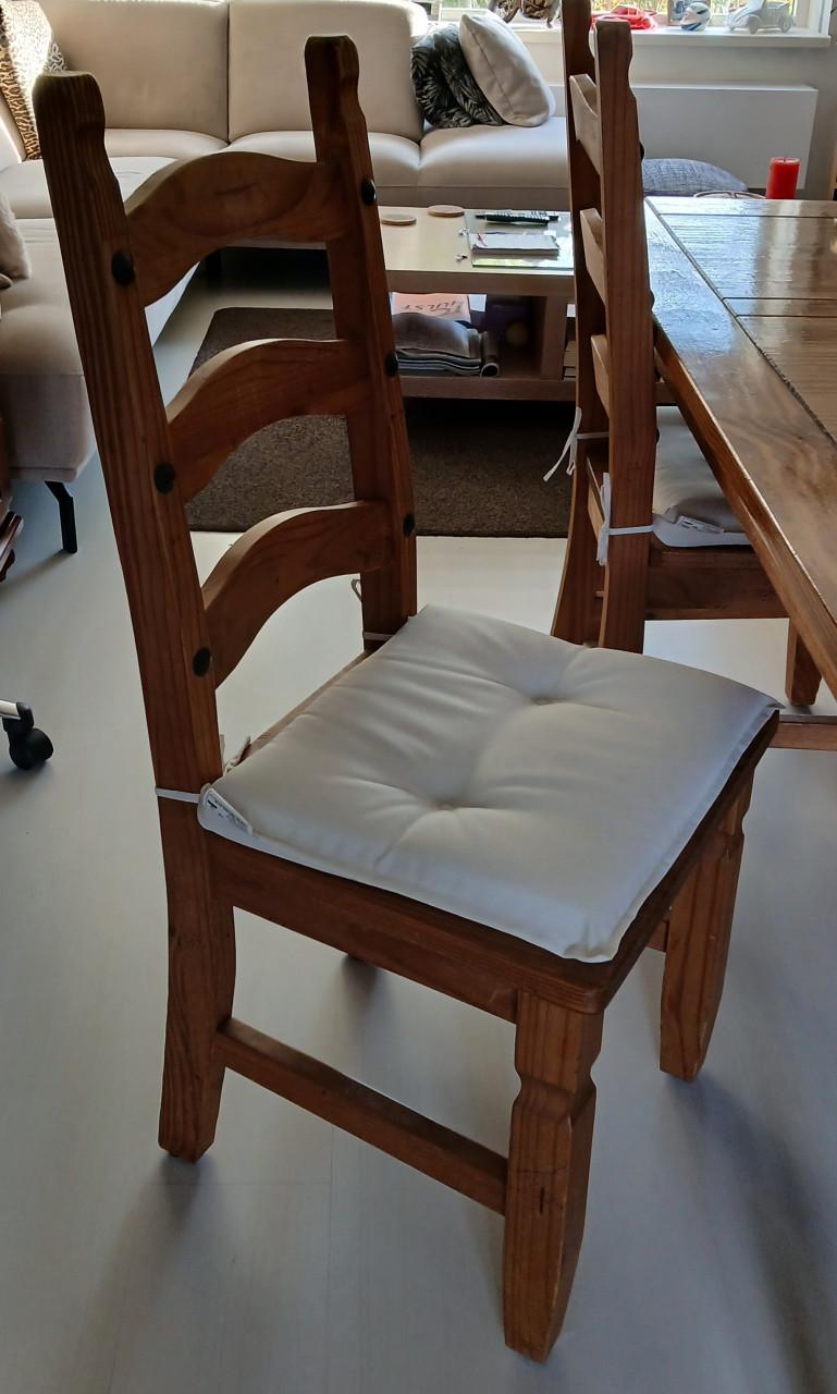 Grenen 6 persoons tafel met 6 bijpassende grenen stoelen en kussentjes