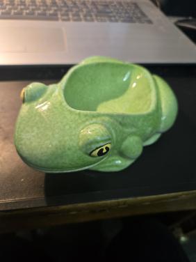 Antieke keramische sieradenschaal in de vorm van een kikker 18x11 cm